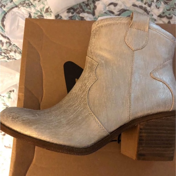 Dirty Laundry Metallic Cream Ankle Booties - Picture 1 of 6